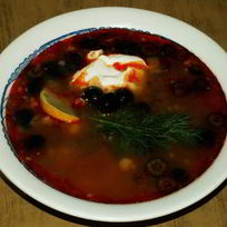 Солянка с копчеными ребрышками