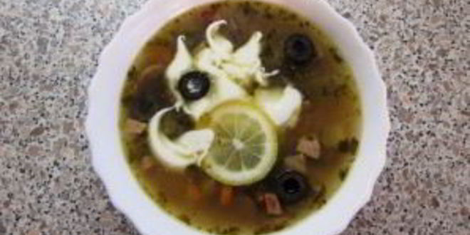 Рецепт солянки с маслинами и лимоном