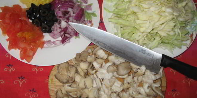 Рецепт солянки тушеной свиной с вешенками