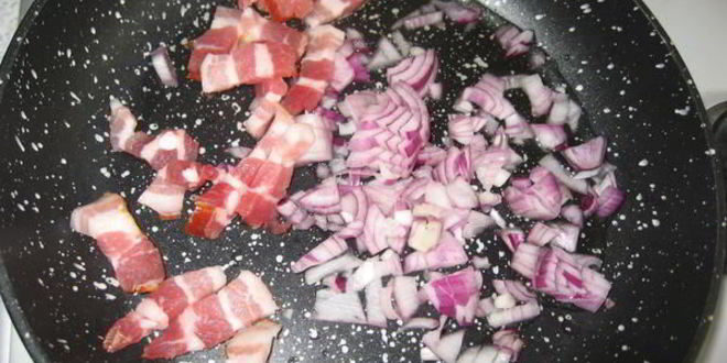 Рецепт солянки тушеной свиной с вешенками