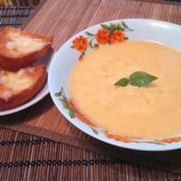 Суп-пюре из цветной капусты с чесночно-сырными гренками