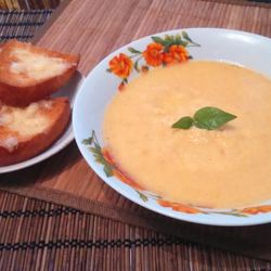 Рецепт Супа-пюре из цветной капусты с чесночно-сырными гренками