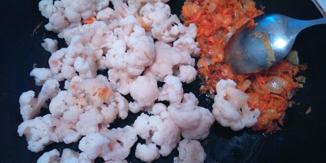 Рецепт супа-пюре из цветной капусты с чесночно-сырными гренками