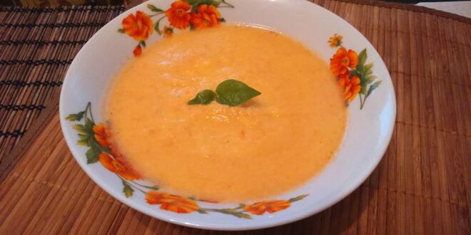 Рецепт супа-пюре из цветной капусты с чесночно-сырными гренками