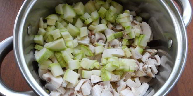Рецепт супа-пюре с кабачками, шампиньонами и плавленым сыром