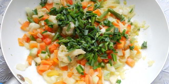 Рецепт сырного супа с замороженными овощами, зеленью чеснока и фрикадельками