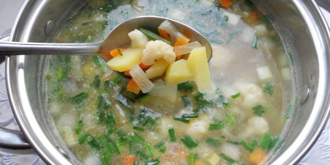 Рецепт сырного супа с замороженными овощами, зеленью чеснока и фрикадельками