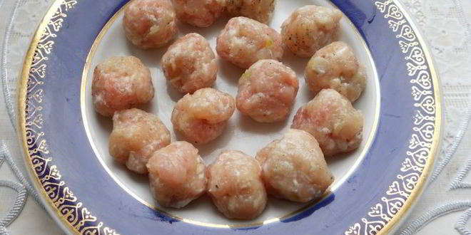 Рецепт сырного супа с замороженными овощами, зеленью чеснока и фрикадельками