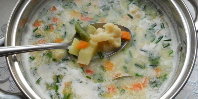 Рецепт сырного супа с замороженными овощами, зеленью чеснока и фрикадельками