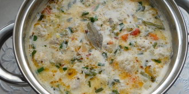 Рецепт сырного супа с замороженными овощами, зеленью чеснока и фрикадельками