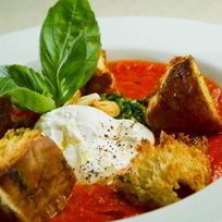 Томатный крем-суп с тосканскими гренками и яйцом пашот