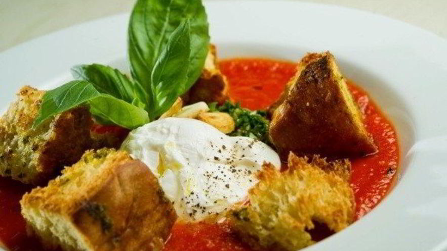 Рецепт томатного крема-супа с тосканскими гренками и яйцом пашот