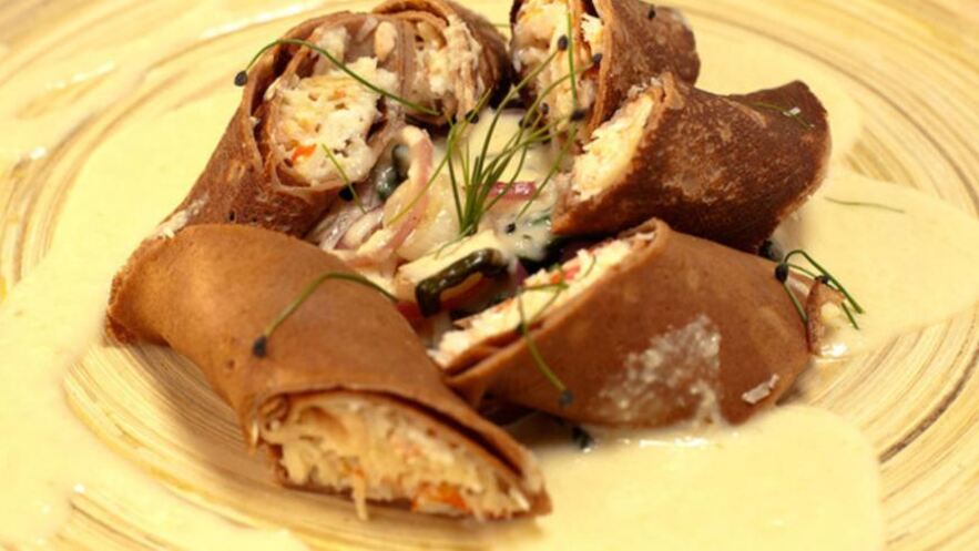Рецепт каштановых блинов с крабовым муссом и соусом из шампанского