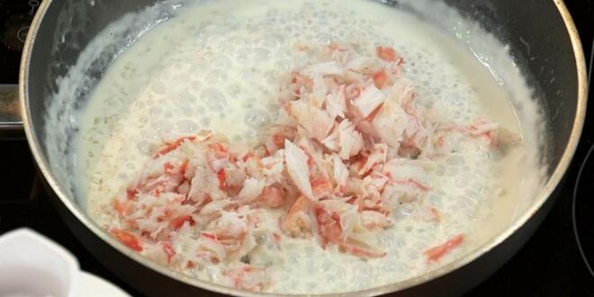 Рецепт каштановых блинов с крабовым муссом и соусом из шампанского