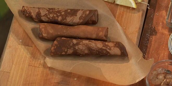 Рецепт каштановых блинов с крабовым муссом и соусом из шампанского