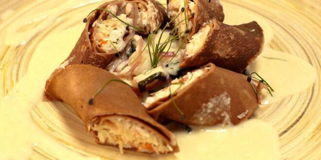 Рецепт каштановых блинов с крабовым муссом и соусом из шампанского