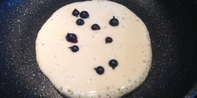 Рецепт панкейков с черной смородиной