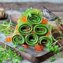 Шпинатные блинчики с красной икрой и кресс-салатом