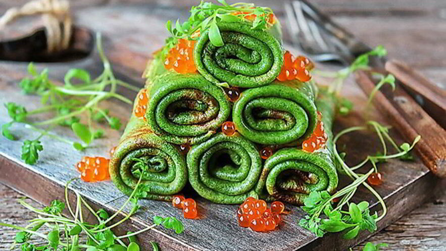 Рецепт шпинатных блинчиков с красной икрой и кресс-салатом