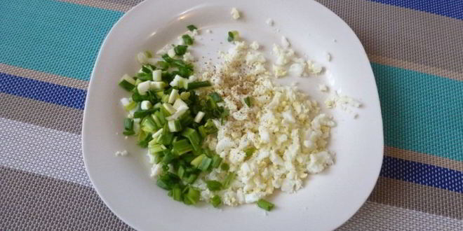 Рецепт шпинатных блинов с припеком из яйца и зеленого лука