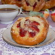 Рецепт Булочек с брусникой, клубникой и штрейзелем