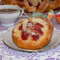 Рецепт Булочек с брусникой, клубникой и штрейзелем