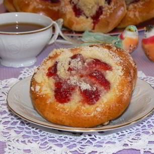 Рецепт Булочек с брусникой, клубникой и штрейзелем