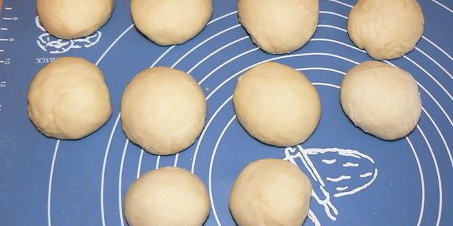 Рецепт булочек с брусникой, клубникой и штрейзелем