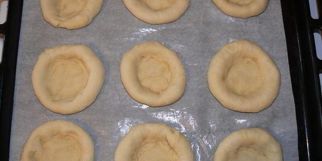 Рецепт булочек с брусникой, клубникой и штрейзелем