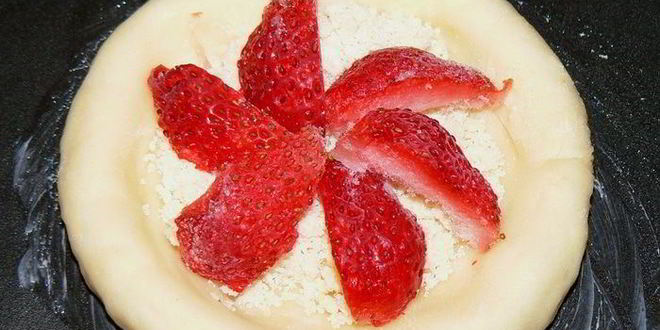 Рецепт булочек с брусникой, клубникой и штрейзелем