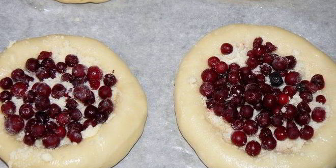 Рецепт булочек с брусникой, клубникой и штрейзелем