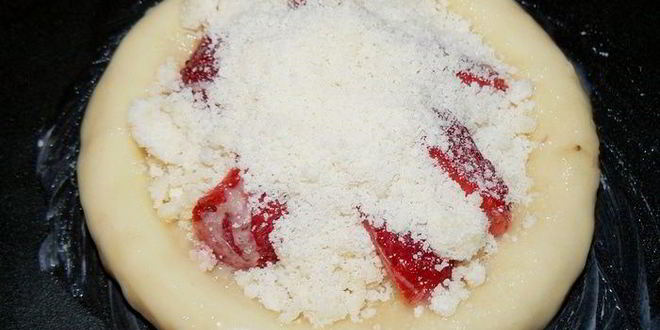 Рецепт булочек с брусникой, клубникой и штрейзелем