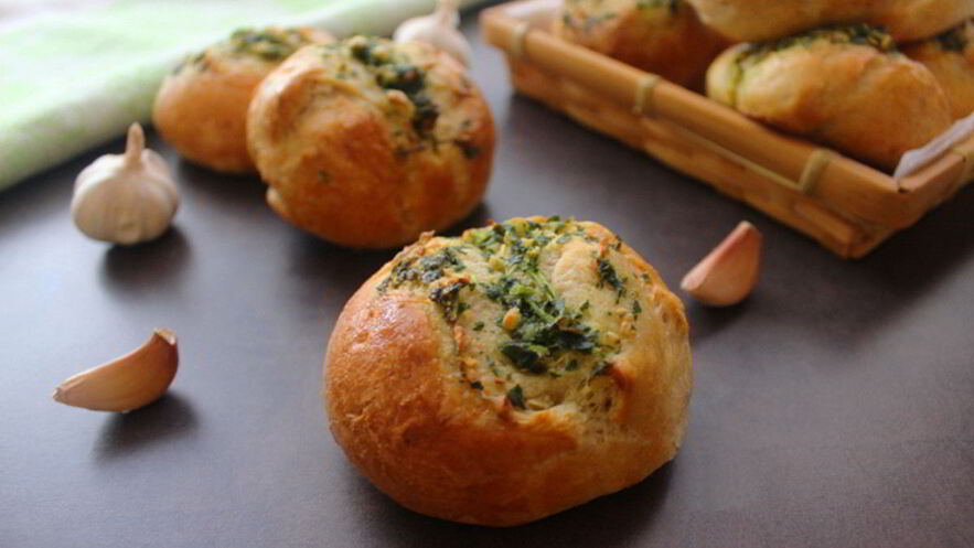 Рецепт булочек с чесноком и зеленью