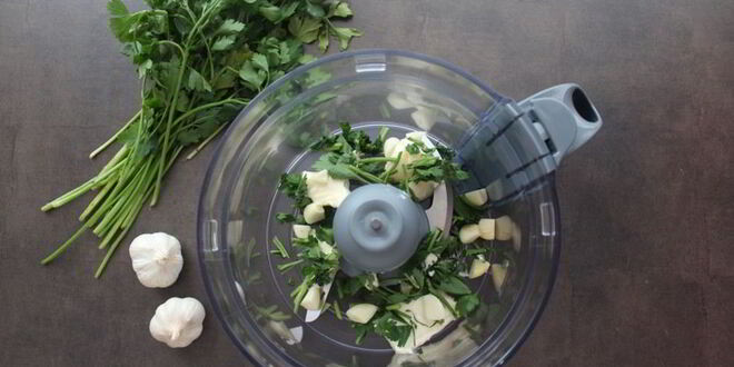 Рецепт булочек с чесноком и зеленью