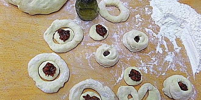 Рецепт булочек с курагой из дрожжевого теста