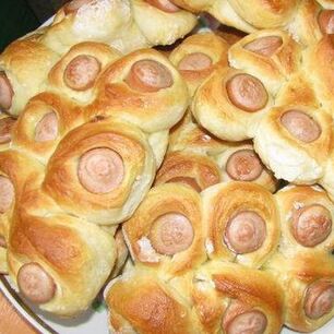 Рецепт Дрожжевых булочек с сосисками по-домашнему