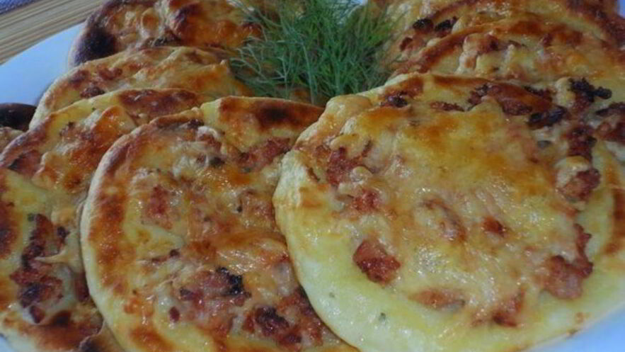 Рецепт картофельных ватрушек с курицей и луком