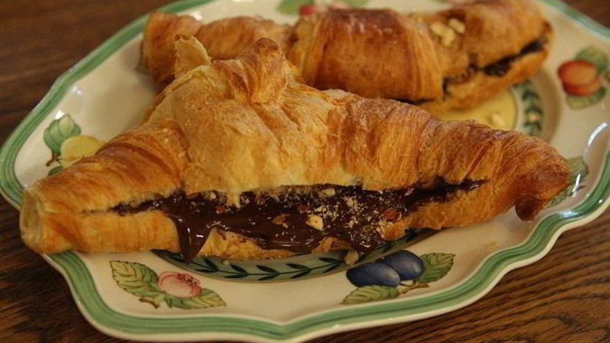 Рецепт круассанов с шоколадным сыром и миндалем