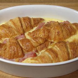 Рецепт Круассанов, запеченных с яйцами, сыром и ветчиной