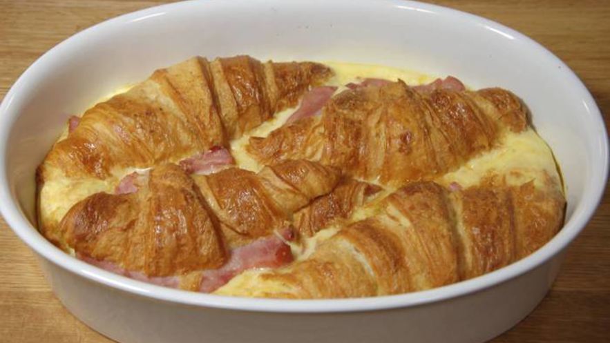 Рецепт круассанов, запеченных с яйцами, сыром и ветчиной