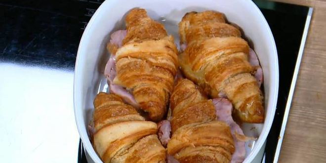 Рецепт круассанов, запеченных с яйцами, сыром и ветчиной