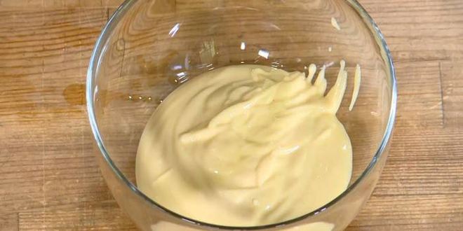 Рецепт круассанов, запеченных с яйцами, сыром и ветчиной