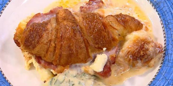 Рецепт круассанов, запеченных с яйцами, сыром и ветчиной