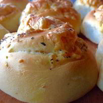 Рецепт Сырных булочек с базиликом на картофельно-дрожжевом тесте