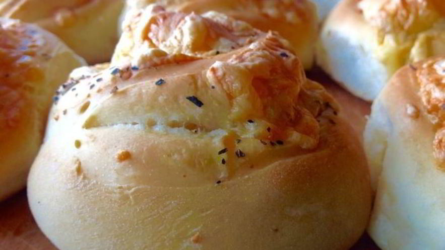 Рецепт сырных булочек с базиликом на картофельно-дрожжевом тесте