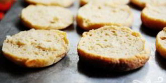 Рецепт запеченных булочек с тунцом и сыром