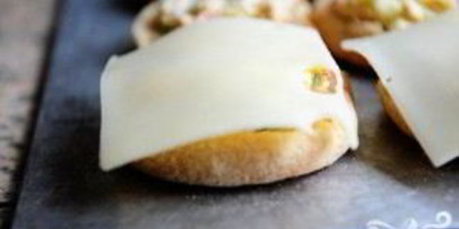 Рецепт запеченных булочек с тунцом и сыром