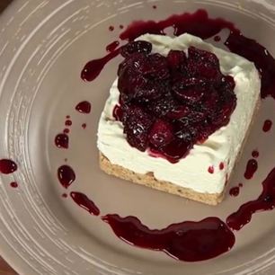 Рецепт Домашнего чизкейка с соусом фламбе из вишни