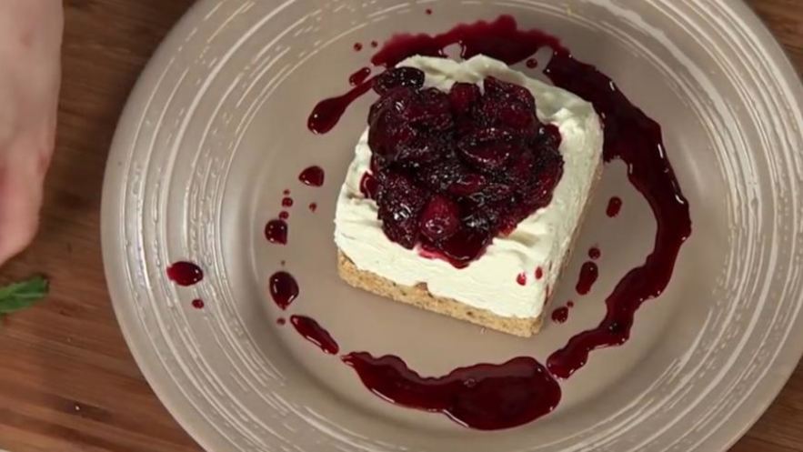 Рецепт домашнего чизкейка с соусом фламбе из вишни