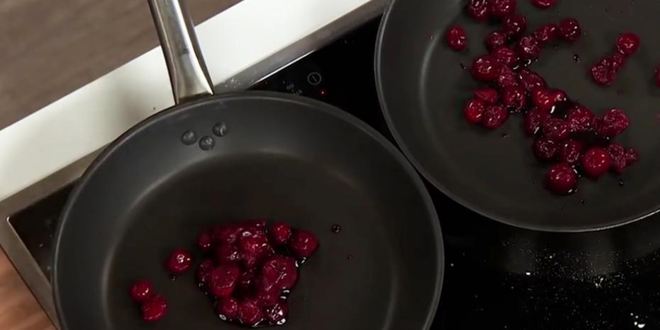 Рецепт домашнего чизкейка с соусом фламбе из вишни